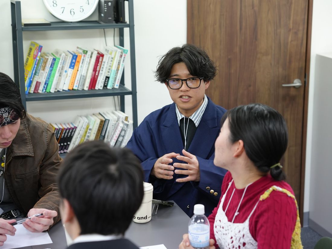 学生の相談に応じる企業担当者