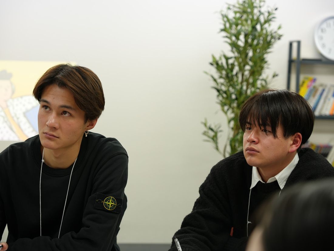 学生同士が意見を交わすグループワークの様子
