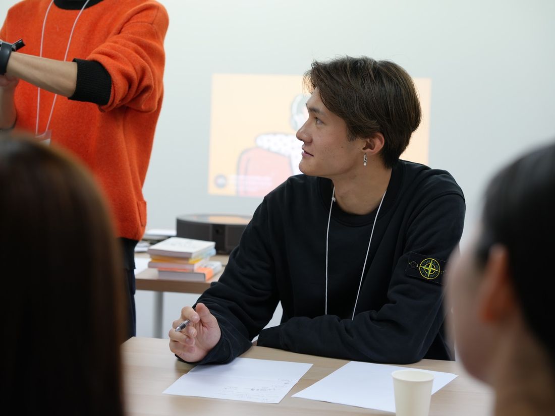 企業担当者と学生が1対1で面談する様子