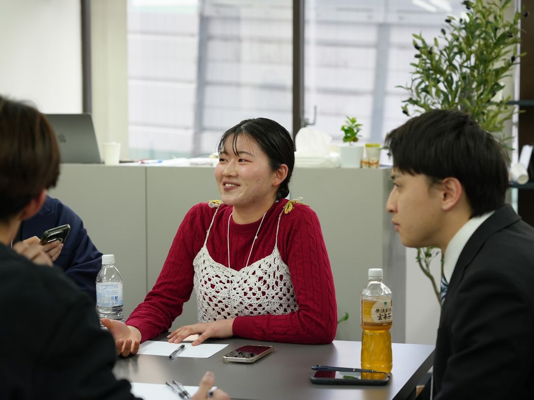 マッチングイベントで面談する学生と企業担当者