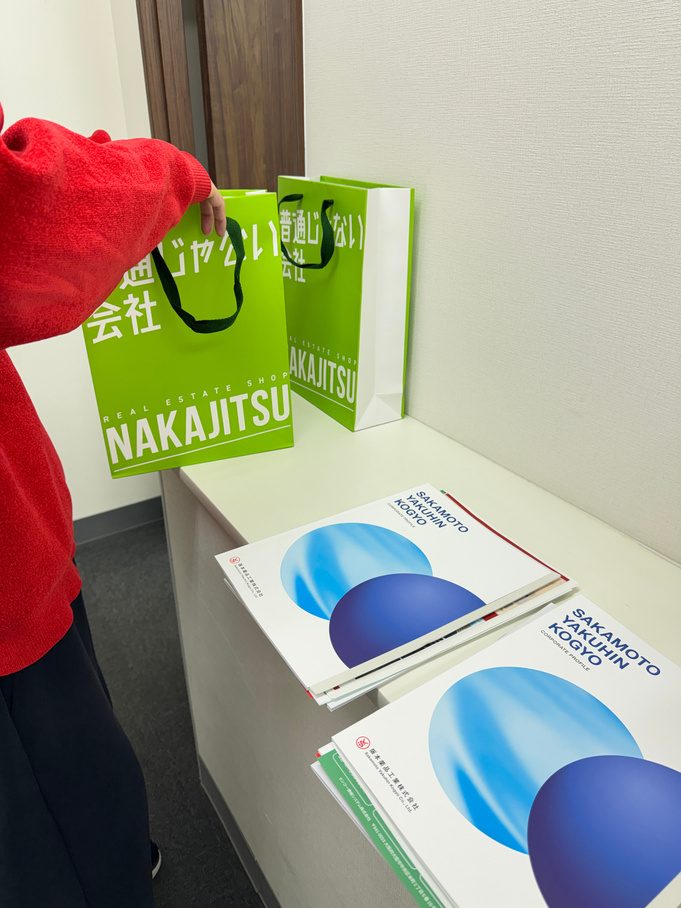 学生に手渡す企業パンフレット