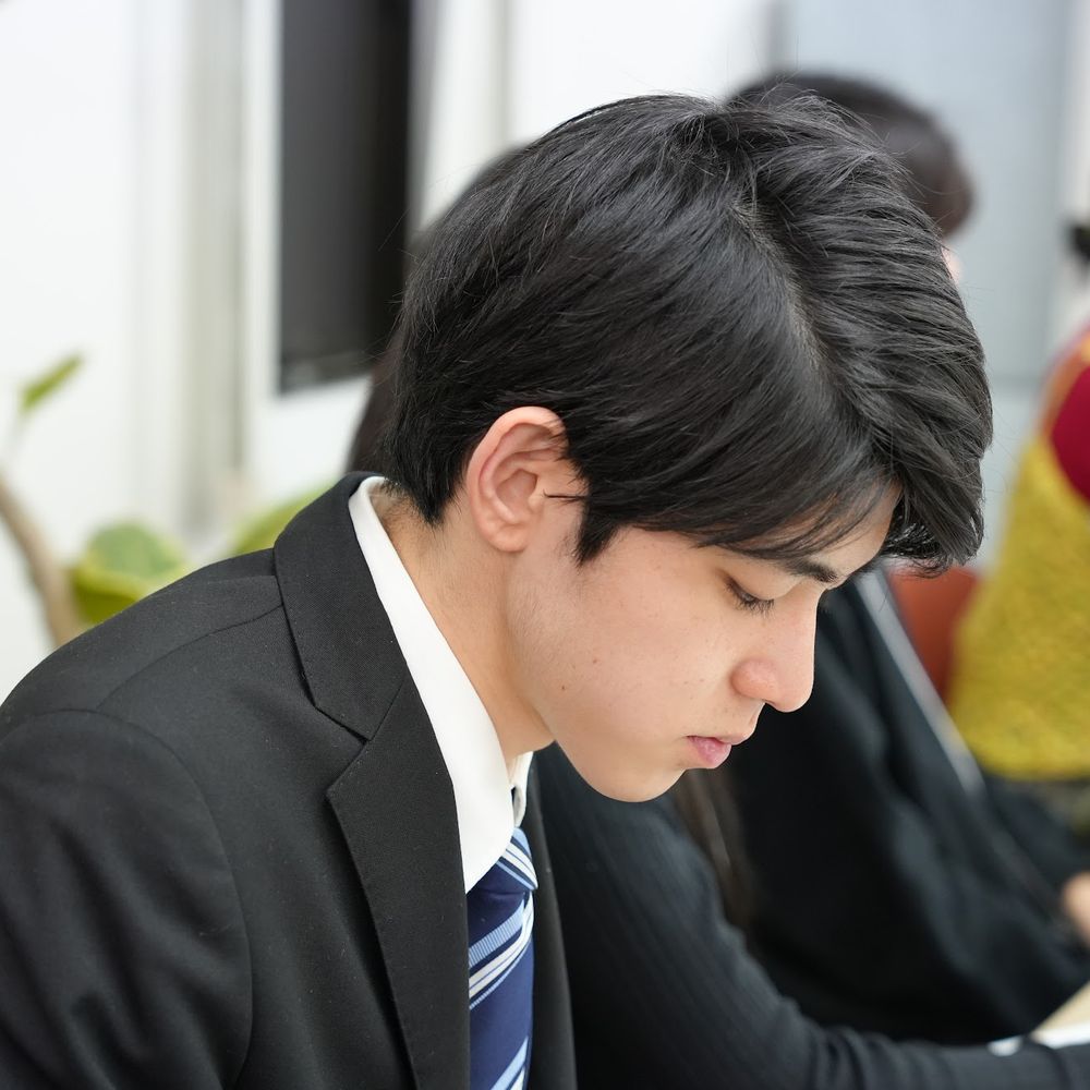 真剣にワークシートに書き込む就活生