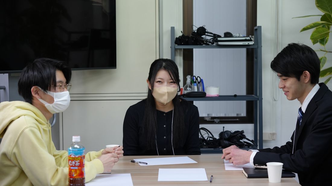 テーブルを囲んで模擬面接を行う学生と企業担当者