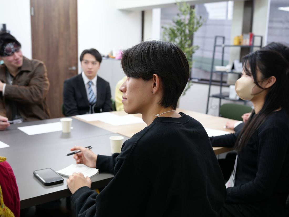 学生と企業担当者が向き合って話す様子