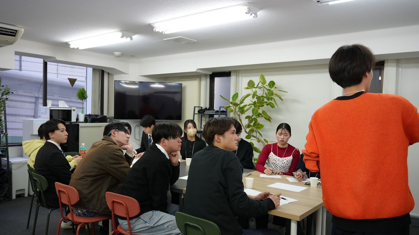 複数のテーブルで面談が行われるすたらぼの会場